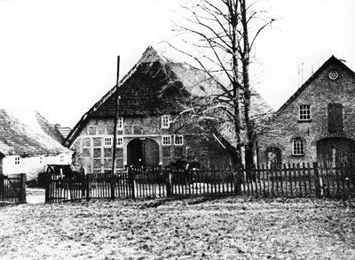 Historische Schwarz-Weiß-Aufnahme des Hofes Struthafe
